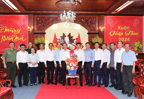 Lãnh đạo TP Hồ Chí Minh chúc Tết và tặng quà bà con tỉnh Tây Ninh