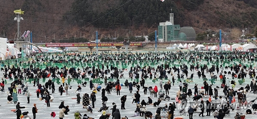 Hàn Quốc Lễ hội câu cá sông băng thu hút hơn 1,5 triệu lượt khách