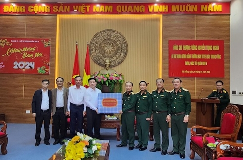Đồng chí Nguyễn Trọng Nghĩa thăm, chúc Tết Bộ Tư lệnh Quân khu 5