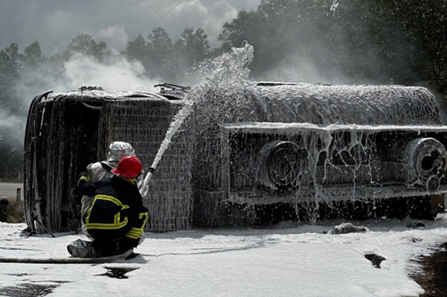 Đắk Lắk Xe bồn chở hơn 11 000 lít xăng bốc cháy