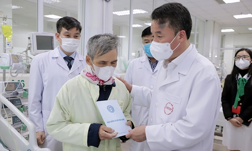 BHXH Việt Nam thăm, tặng quà các bệnh nhân có hoàn cảnh khó khăn tại Hà Nội