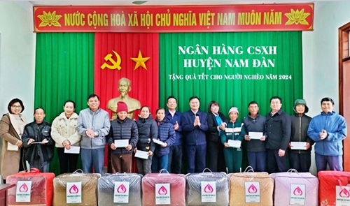 Ngân hàng Chính sách xã hội huyện Nam Đàn, Nghệ An tặng quà Tết Giáp Thìn 2024