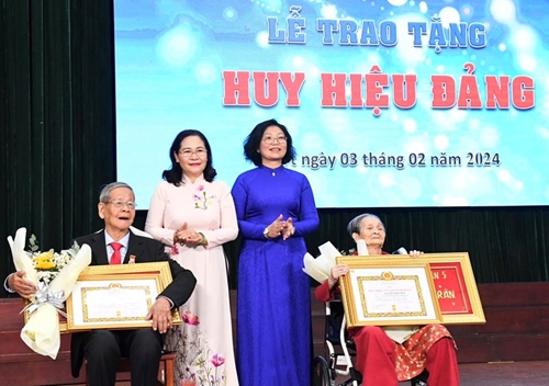 TP Hồ Chí Minh Hơn 3 000 đảng viên được nhận Huy hiệu Đảng đợt 3 2 2024