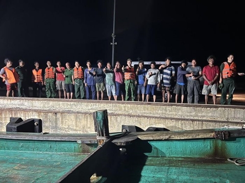Cứu nạn 12 thuyền viên nước ngoài bị chìm tàu hàng