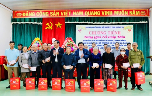 Đoàn công tác Bộ Kế hoạch và Đầu tư thăm, tặng quà gia đình chính sách ở Quảng Trị
