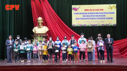 Lãnh đạo Ban Tuyên giáo Trung ương trao tặng quà cho các hộ nghèo, gia đình chính sách tại tỉnh Nam Định