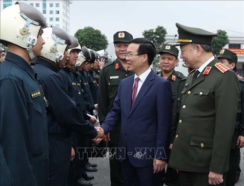 Chủ tịch nước kiểm tra công tác sẵn sàng chiến đấu tại Bộ Tư lệnh Cảnh vệ và Bộ Tư lệnh Cảnh sát Cơ động