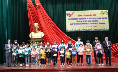 Ban Tuyên giáo Trung ương tặng quà Tết các hộ nghèo, gia đình chính sách tại Nam Định