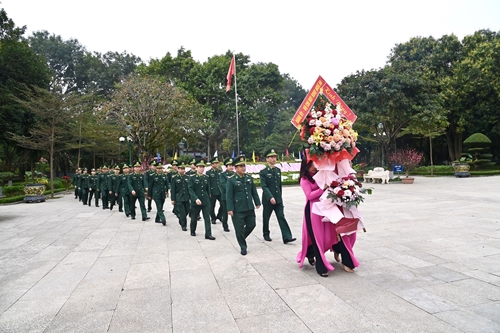 Bộ đội Biên phòng Nghệ An dâng hoa, dâng hương, báo công lên Bác Hồ