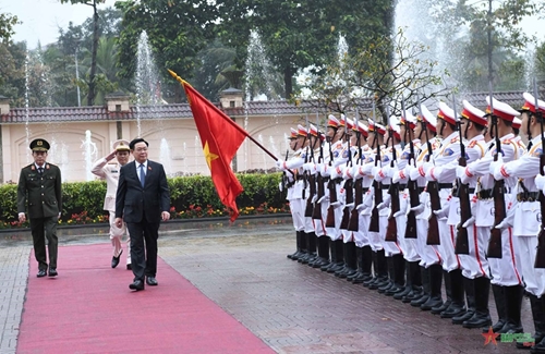 Chủ tịch Quốc hội Vương Đình Huệ thăm, chúc Tết Công an tỉnh Nghệ An
