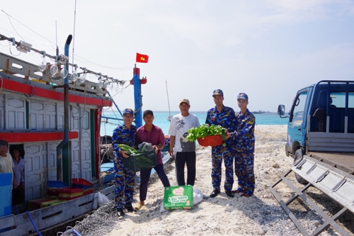 Đảo Sơn Ca hỗ trợ lương thực, thực phẩm cho ngư dân