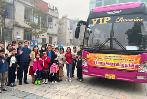 Liên đoàn Lao động thành phố Hà Nội tổ chức xe đón công nhân quay trở lại làm việc