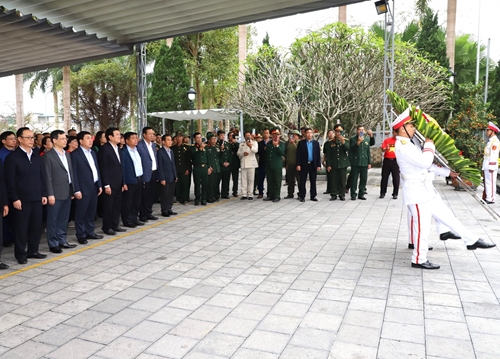 Nguyên Chủ tịch nước Trương Tấn Sang dâng hương tưởng niệm các Anh hùng liệt sỹ tại Nghĩa trang Vị Xuyên