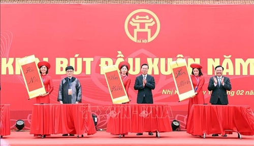 Chủ tịch nước khai bút đầu xuân tại Khu Lưu niệm Anh hùng dân tộc Nguyễn Trãi