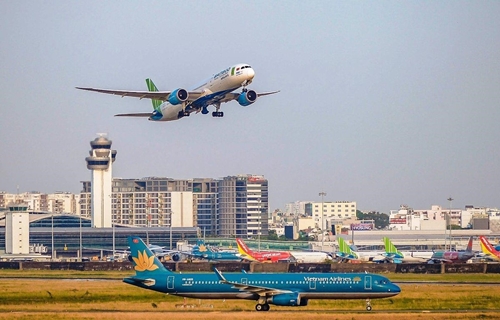 Mỗi ngày sân bay Tân Sơn Nhất khai thác 900 chuyến bay dịp Tết Nguyên đán 2024