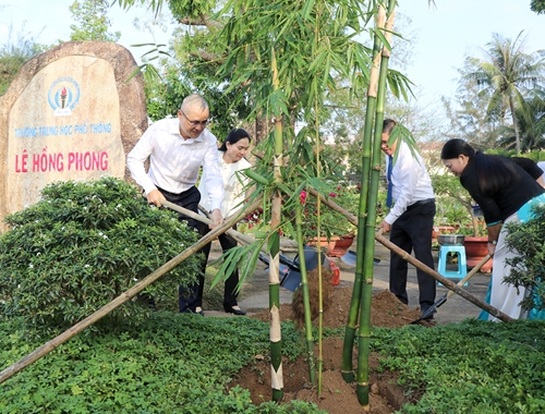 Lãnh đạo Phú Yên thăm các trường học và trồng cây xanh đầu năm Giáp Thìn