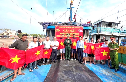 Đà Nẵng Trao cờ Tổ quốc, động viên ngư dân đánh bắt hải sản đầu xuân