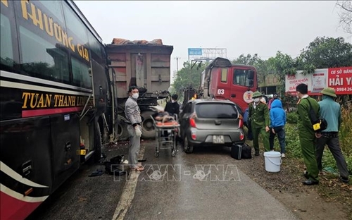 Tai nạn liên hoàn trên Quốc lộ 1A làm 2 người thương vong