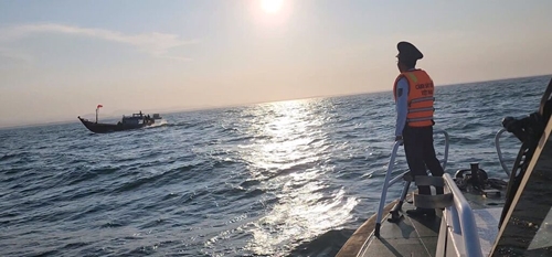Ứng cứu thành công 7 ngư dân Quảng Ngãi gặp nạn trên biển do sóng lớn