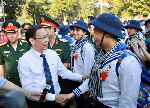 Hàng nghìn thanh niên TP Hồ Chí Minh lên đường nhập ngũ
