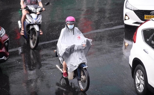 Thành phố Hồ Chí Minh chưa thể “giải nhiệt” sau cơn mưa trái mùa