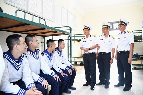 Đoàn công tác Bộ Tư lệnh Vùng 5 Hải quân thăm, động viên chiến sĩ mới