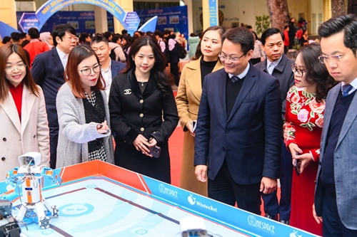VNPT Technology đồng hành cùng Ngày hội công nghệ thông tin và STEM quận Hoàn Kiếm