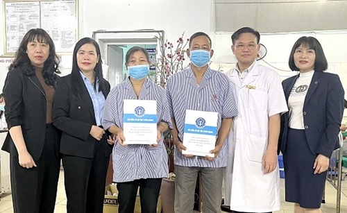 BHXH Tuyên Quang tặng quà Tết bệnh nhân có hoàn cảnh khó khăn