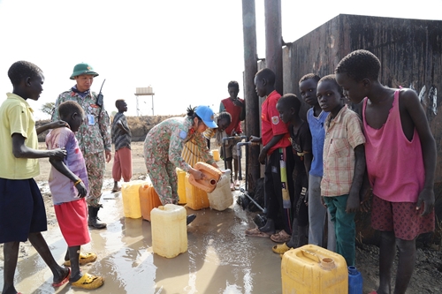 Đội Công binh Việt Nam cung cấp nước sạch cho người dân Abyei