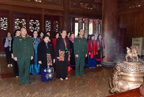 Nhóm Nữ đại biểu Quốc hội Việt Nam khóa XV dâng hương tưởng niệm Chủ tịch Hồ Chí Minh