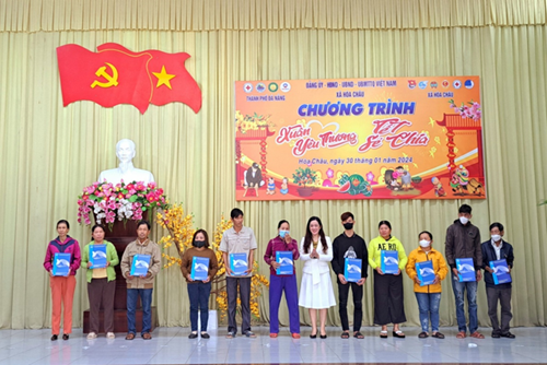 BHXH Đà Nẵng Trao tặng 679 sổ bảo hiểm cho người dân có hoàn cảnh khó khăn