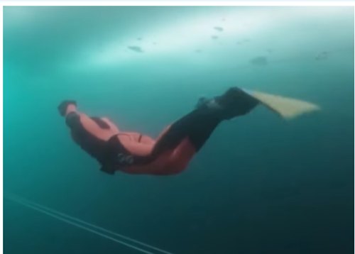 Màn lặn tự do dưới băng phá kỷ lục thế giới Guinness