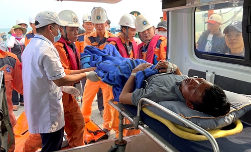 Kịp thời cứu hộ thuyền viên tàu cá gặp nạn tại vùng biển Hoàng Sa