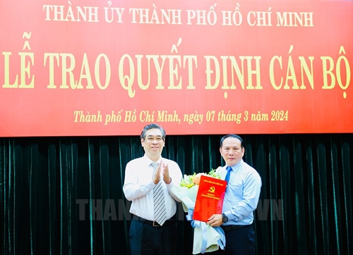 Thành uỷ TP Hồ Chí Minh trao quyết định cán bộ