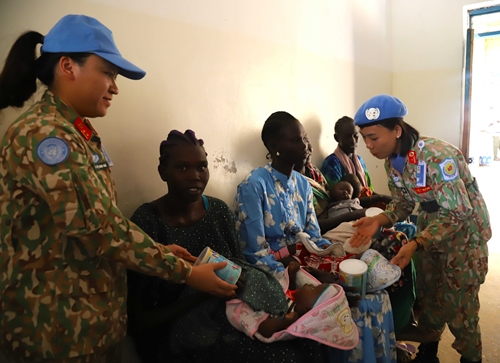 Nữ chiến sĩ “mũ nồi xanh” Việt Nam gặp gỡ, giao lưu với phụ nữ các nước tại Abyei