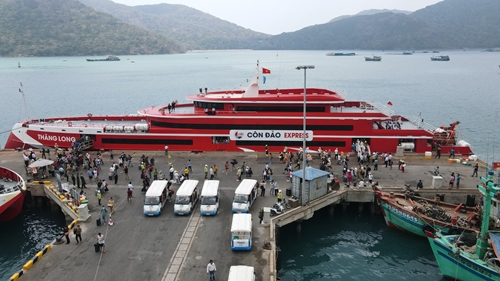 Lần đầu tiên siêu tàu Thăng Long vận chuyển hơn 1 000 khách tới Côn Đảo