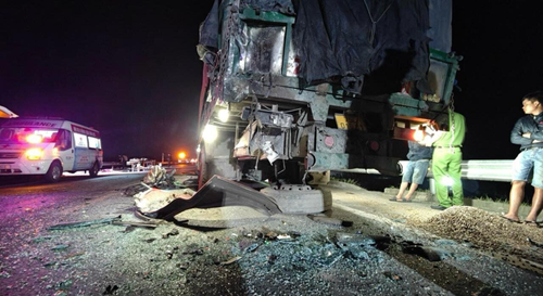 Khắc phục hậu quả vụ tai nạn giao thông đặc biệt nghiêm trọng trên tuyến cao tốc Cam Lộ - La Sơn thuộc địa phận tỉnh Thừa Thiên Huế