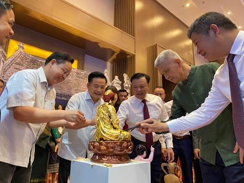 Tăng cường cơ hội hợp tác du lịch, thương mại giữa Hà Nội và Viêng Chăn