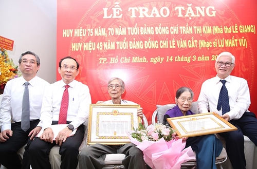 Trao Huy hiệu 75 năm, 70 năm tuổi Đảng cho Nhà thơ Lê Giang và Nhạc sĩ Lư Nhất Vũ
