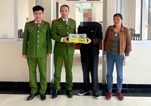 Hà Nội Công an huyện Mê Linh phối hợp trao trả 1,2 tỷ đồng của người dân đánh rơi