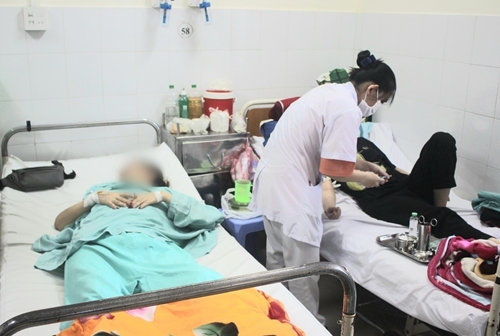 Bộ Y tế vào cuộc vụ nghi ngộ độc khiến nhiều người nhập viện sau ăn cơm gà ở Nha Trang