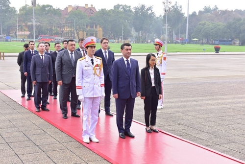 Bộ trưởng Ngoại giao Uzbekistan dâng hoa tưởng niệm Chủ tịch Hồ Chí Minh