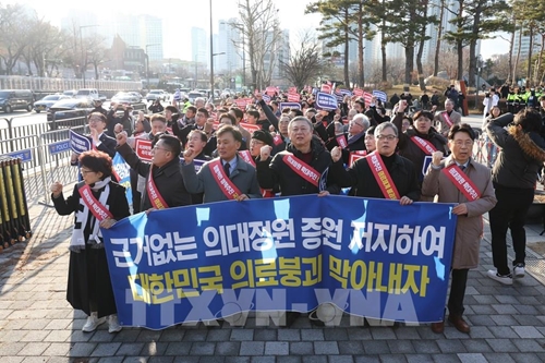 Chính phủ Hàn Quốc bổ sung bác sĩ đối phó với đình công kéo dài