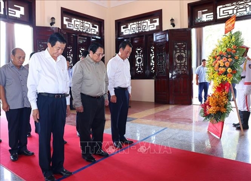 Thủ tướng Phạm Minh Chính dâng hương tưởng niệm Chủ tịch Hội đồng Bộ trưởng Phạm Hùng và Thủ tướng Võ Văn Kiệt