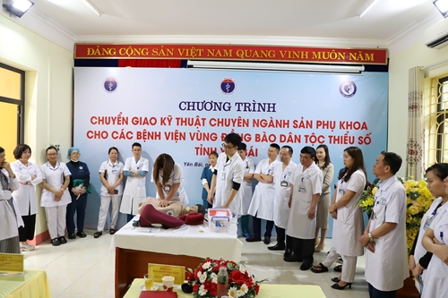 Khám, chữa bệnh miễn phí cho 1 000 người nghèo và chuyển giao kỹ thuật cho các bệnh viện ở Yên Bái