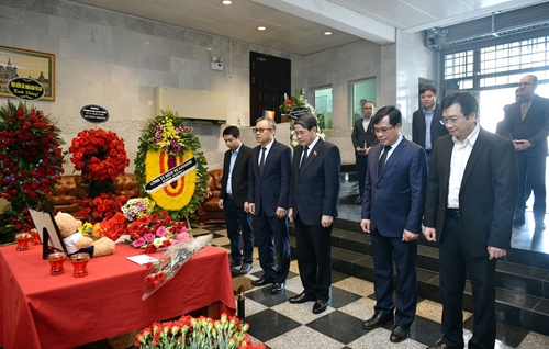 Phó Chủ tịch Quốc hội Nguyễn Đức Hải viếng và ghi sổ tang chia buồn tại Đại sứ quán Nga