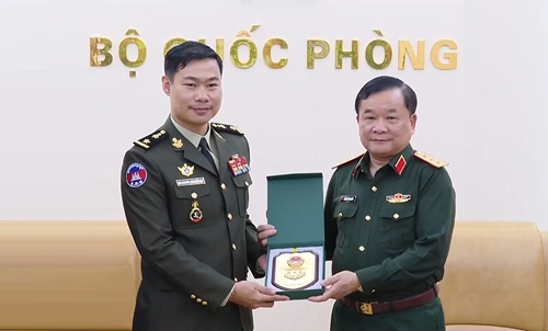 Thượng tướng Hoàng Xuân Chiến tiếp Tùy viên Quân sự Campuchia