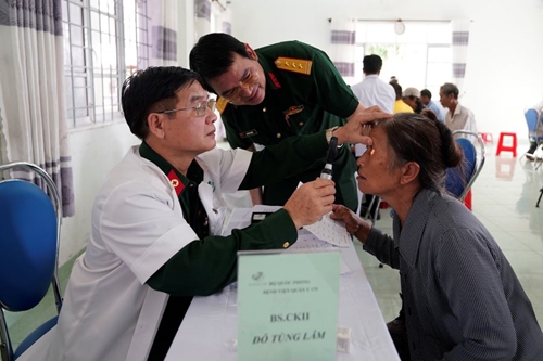 Bệnh viện Quân y 175 tổ chức khám, phát thuốc chữa bệnh cho bà con nghèo tỉnh Phú Yên