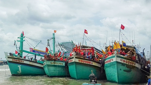 Bắt cán bộ chứng thực hợp đồng khống về mua bán tàu cá tại Cà Mau