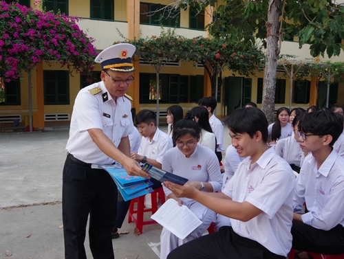 Lữ đoàn 146 Vùng 4 Hải quân tuyên truyền biển, đảo cho giáo viên, học sinh